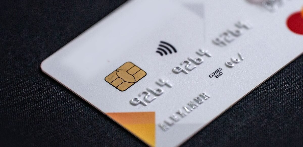 Info harga e-money Mandiri, lengkap spesifikasi dan teknologi yang digunakan dalam kartu e-money. Edisi khusus MAPPI KJPP berapa? (Foto ilustrasi: Pixabay/OleksandrPidvalnyi)