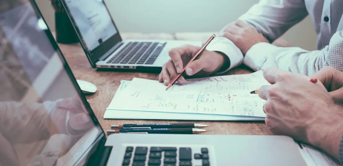 Penjelasan bagaimana cara mendapatkan gelar penilai publik (public appraiser) di Indonesia, dan jurusan kuliah apa yang direkomendasikan. (Unsplash/Scott Graham)