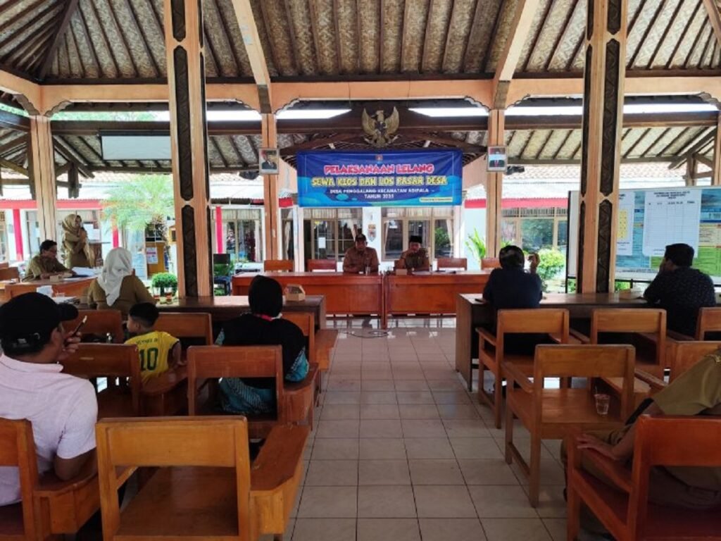 Foto pelaksanaan lelang sewa kios danlos pasar di Desa Penggalang, Kecamartan Adipala, Kabupaten Cilacap.