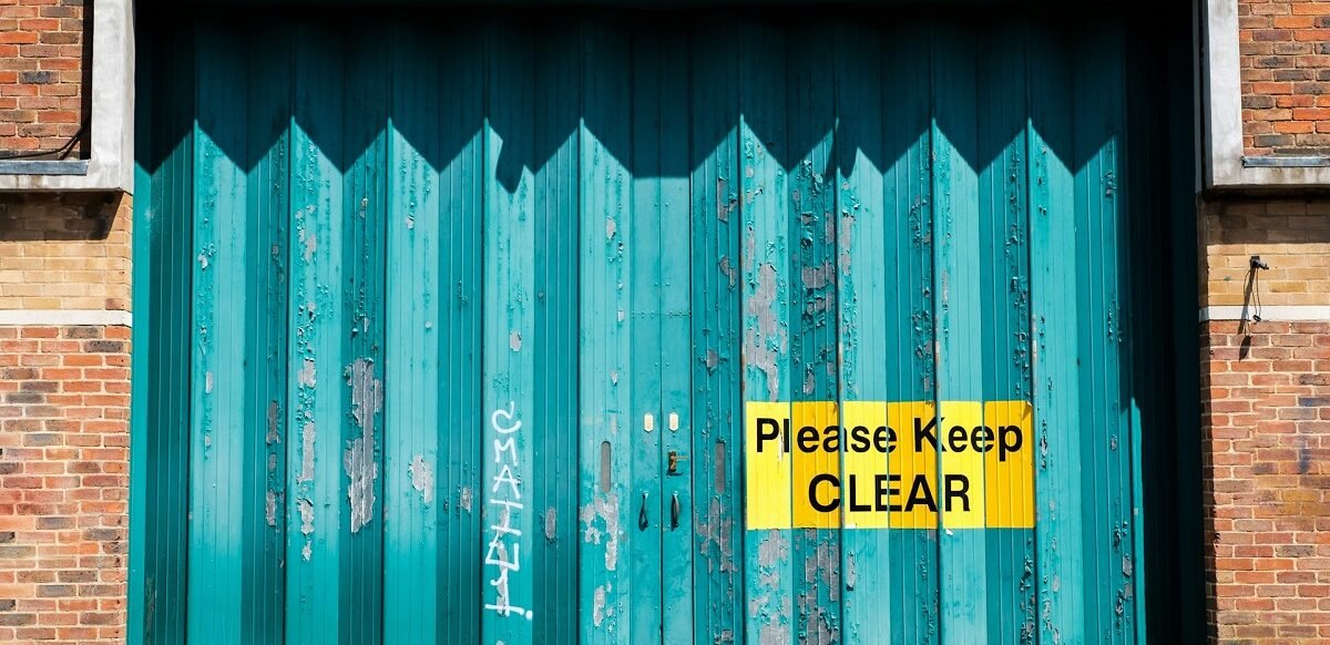 Jasa taksir harga sewa ruko 2025 membantu menentukan nilai pasar wajar properti komersial dengan metode penilaian profesional dan terpercaya. (Unsplash/ Alfred Kenneally)