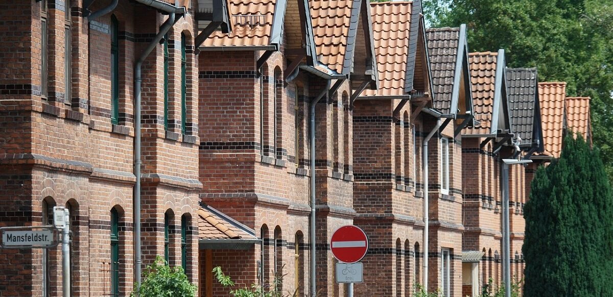 Ketahui apa perbedaan properti dan real estate, pengertian properti dan real estate, serta apakah tanah termasuk real estate. (Pixabay/Hannovermakler)