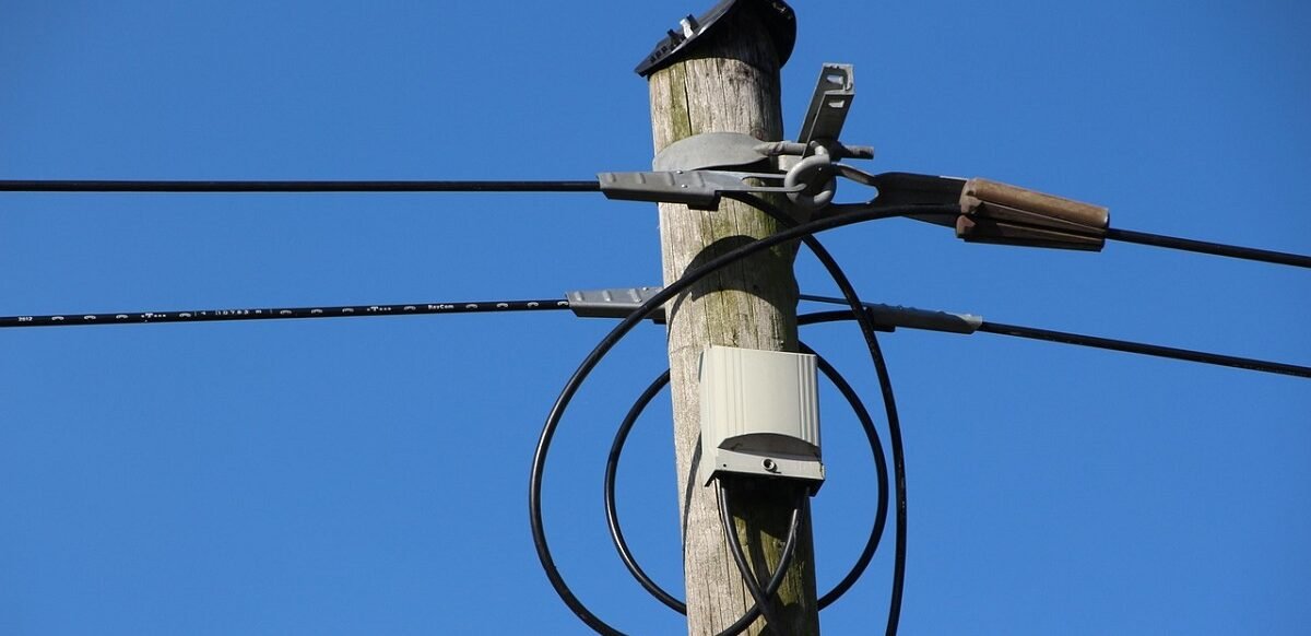 Ilustrasi tiang listrik. Begini cara mengajukan kompensasi tiang listrik PLN, dasar hukum dan aturan pemasangan, dan berapa besarannya. (Pixabay/biollama)