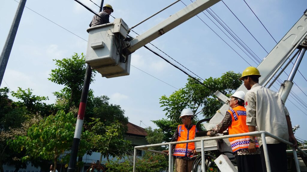 Pencabutan tiang kabel fiber optik di Jalan Ipda Tut Harsono menggunakan kendaraan crane. (Foto: Website Pemkot Jogja)