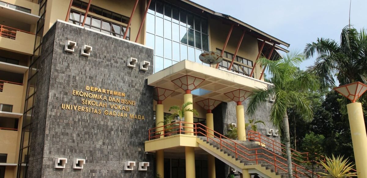 Foto Gedung Sekolah Vokasi Universitas Gadjah Mada. Temukan info lengkap Manajemen dan Penilaian Property UGM: prospek kerja, biaya kuliah, akreditasi, dan daftar mata kuliah. (sv.ugm.ac.id)