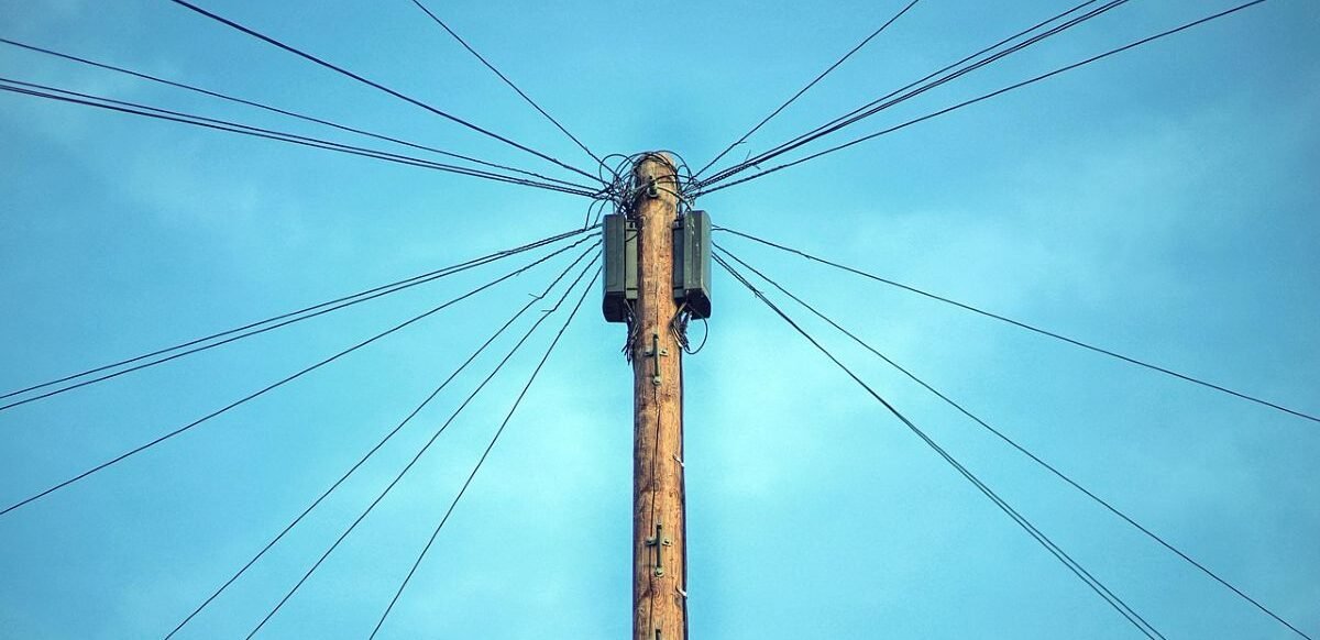 Ilustrasi tiang internet. Cara menolak pemasangan tiang internet di depan rumah menurut hukum, lengkap dengan dasar aturan, hak pemilik lahan, dan langkah legal. (Pixabay/jplenio)