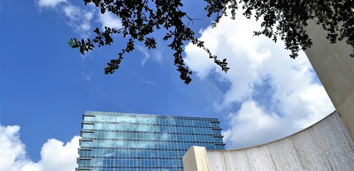 Service charge sewa kantor: panduan lengkap, elemen biaya, PPh 21/23, perhitungan, dan dokumentasi pajak gedung. (Pixabay/ArtisticOperations)