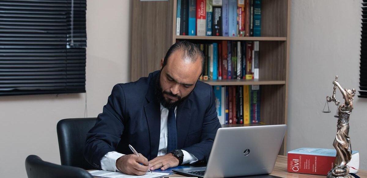 Ilustrasi penilai (appraiser). Temukan jasa penilai (appraisal) Depok terdaftar OJK 2025. Lengkap dengan daftar KJPP resmi seperti KJPP Dino Farid dan Rekan. (Pixabay/advogadoaguilar)