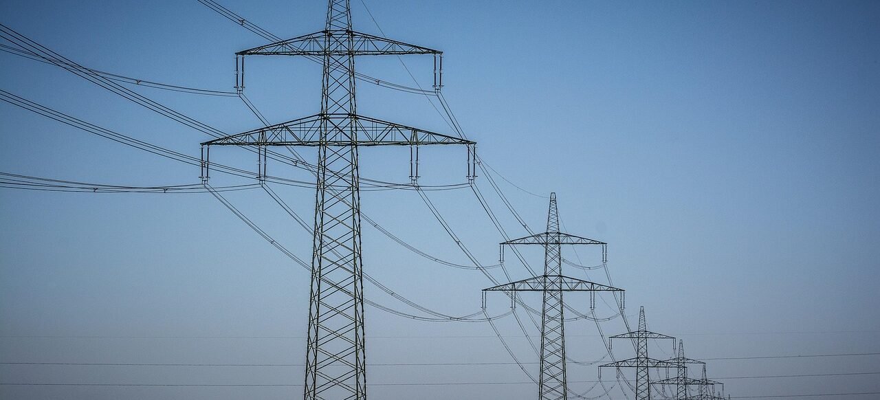 Status tanah di bawah SUTET, aturan ruang bebas, batas pembangunan, dan hak kompensasi pemilik lahan dijelaskan lengkap dan mudah dipahami. (Pixabay/Silberfuchs)