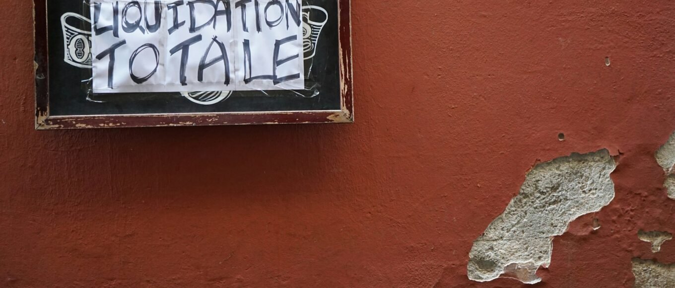 Likuidasi apakah butuh report KJPP bisnis? Pelajari peran KJPP, nilai likuidasi, dan penilaian aset dalam proses pembubaran perusahaan. (Unsplash/Tina Bosse)